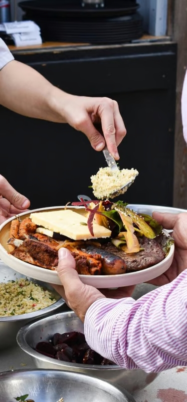 Equipo de cocina profesional de SIRCS preparando alimentación colectiva de alta calidad